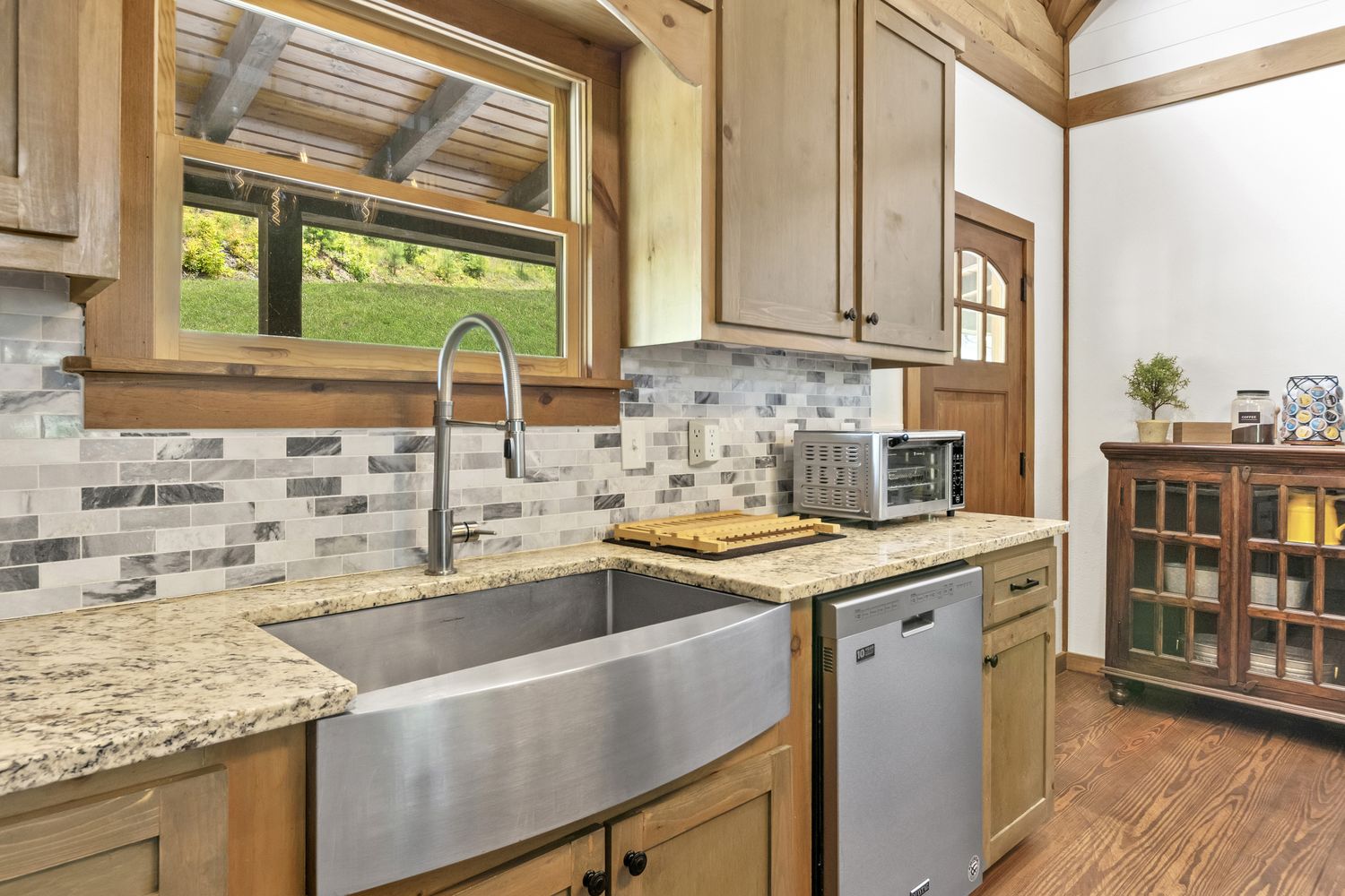 Farmhouse sink & granite