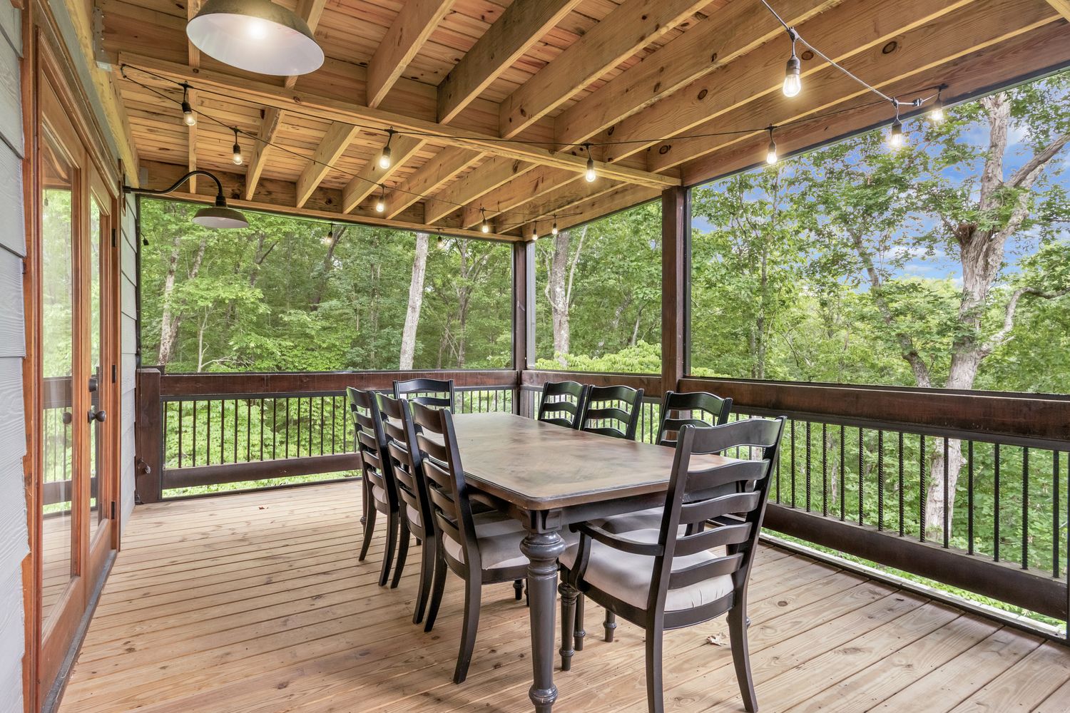 Al fresco dining for eight