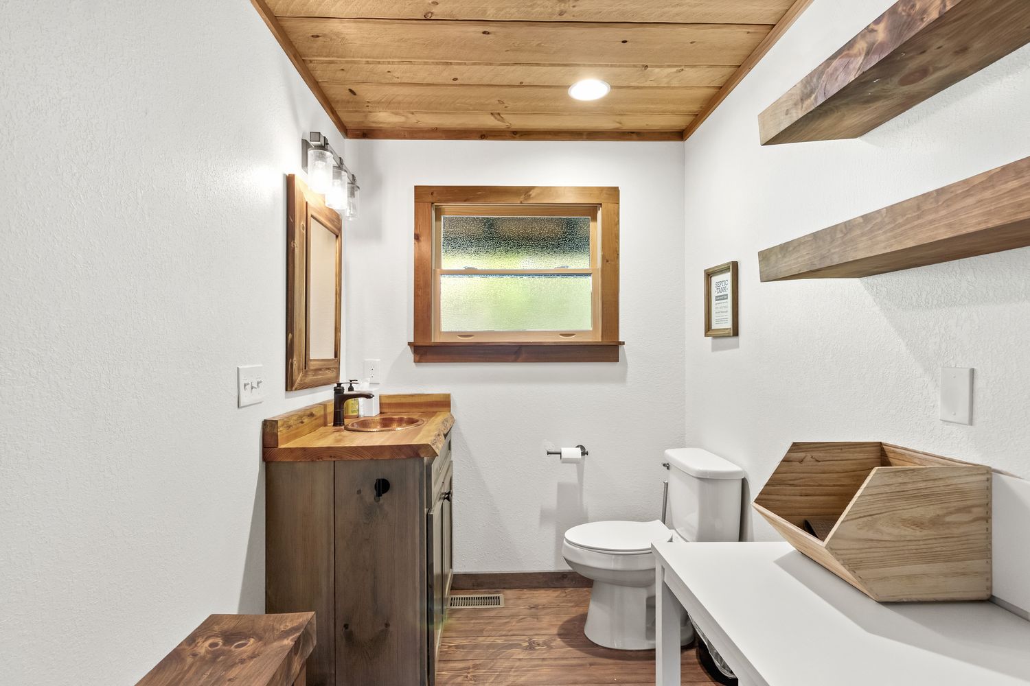 Hall bath & walk-in pantry