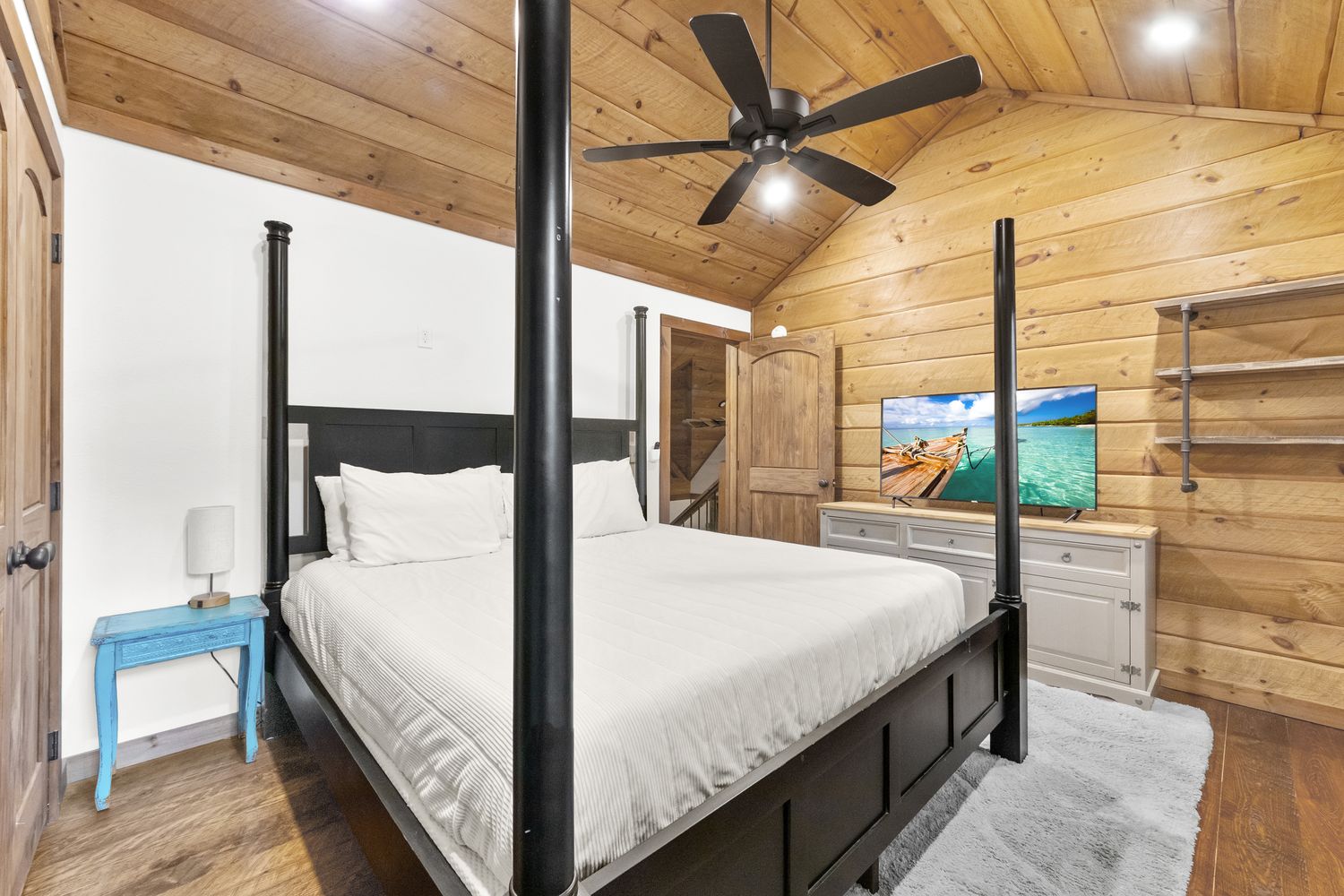 Four-poster bedroom