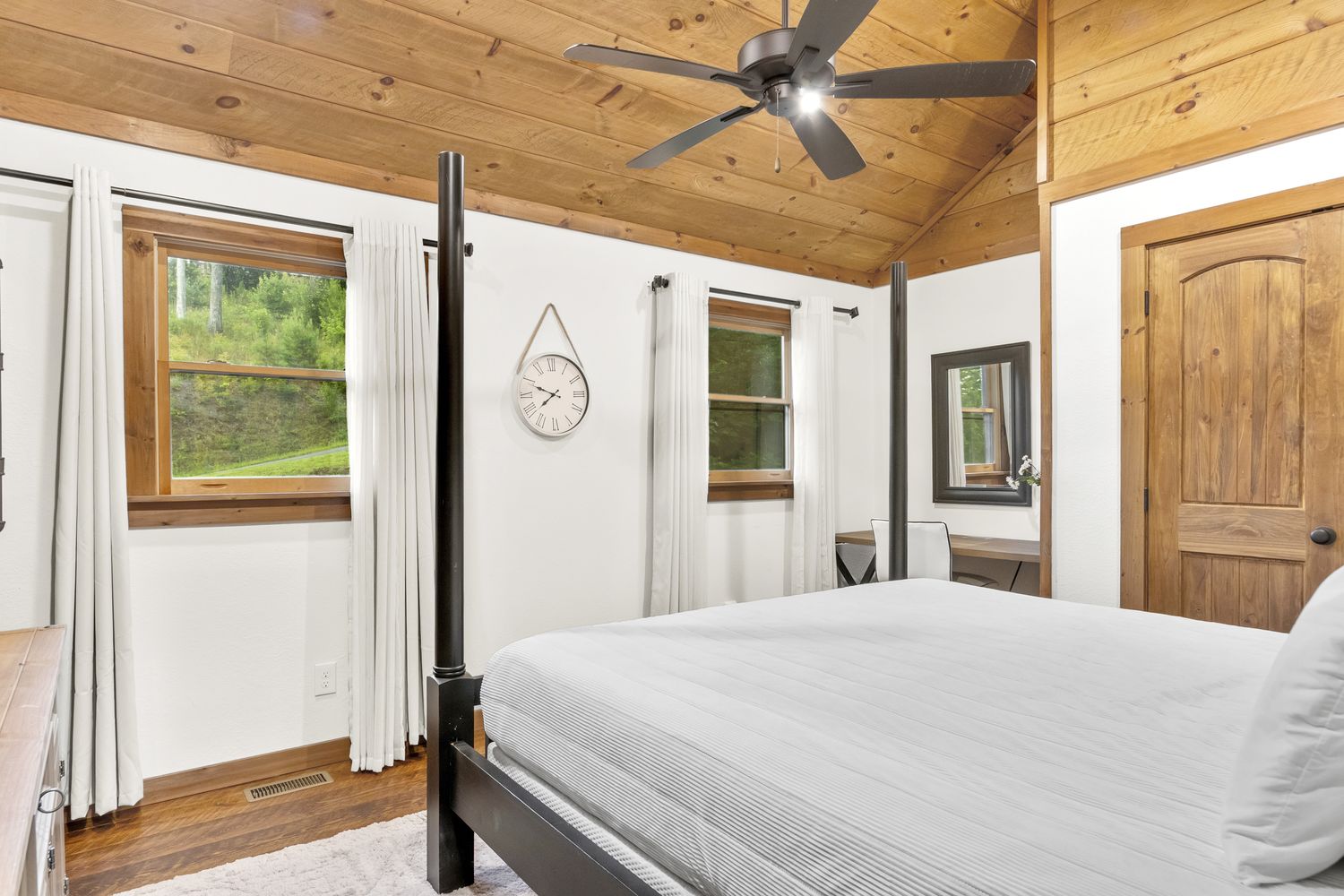 Four-poster bedroom, second view